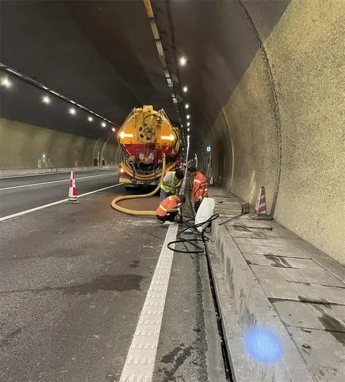 天等隧道排水渠清淤